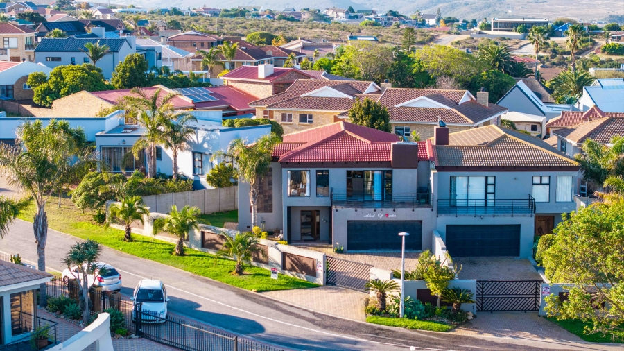 4 Bedroom Property for Sale in Menkenkop Western Cape